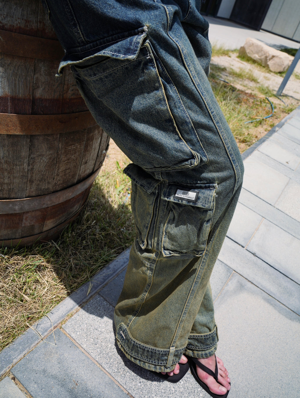 OLIVE SHADING HIGH-WAIST CARGO JEANS